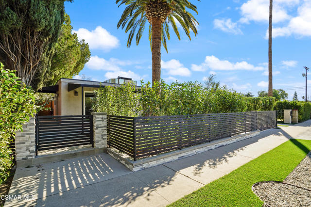 7804 Kentland Avenue, West Hills CA: https://media.crmls.org/mediaz/9f1e3d65-219f-4c41-b73f-20ac85605dc7.jpg