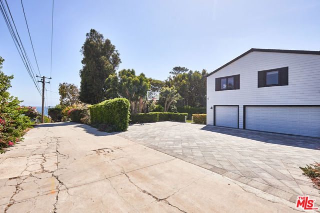 30362 Morning View Drive, Malibu CA: https://media.crmls.org/mediaz/9f1f75e9-4e33-4649-ac0f-ff4d25178d31.jpg