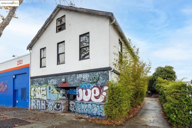 2331 San Pablo Ave, Berkeley CA: https://media.crmls.org/mediaz/9f1f9a65-a34b-470f-86db-a00085d77623.jpg