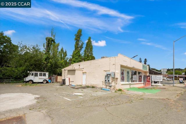 4955 Appian Way, El Sobrante CA: https://media.crmls.org/mediaz/9f201d8d-b2d7-429d-9bda-e2dd377c95f9.jpg