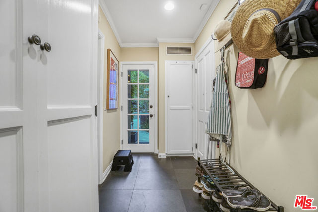 9420 Eden Drive, Beverly Hills CA: https://media.crmls.org/mediaz/9f204f3b-af74-4aae-9951-417375f14241.jpg