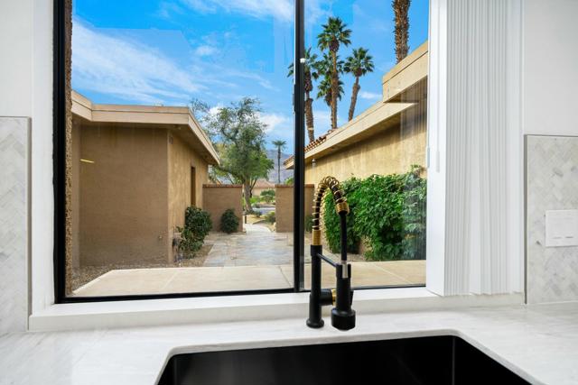 75 Sunrise Drive, Rancho Mirage CA: https://media.crmls.org/mediaz/9f2175fc-a64a-4dfa-a2b9-b3aab9e453d6.jpg