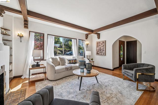 21 Portsmouth Road, Piedmont CA: https://media.crmls.org/mediaz/9f2226f4-762e-4a30-a220-201023823976.jpg