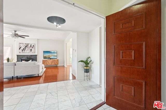 1209 Amherst Avenue, Los Angeles CA: https://media.crmls.org/mediaz/9f24eedd-0cde-4177-b737-5d65393f2fdc.jpg