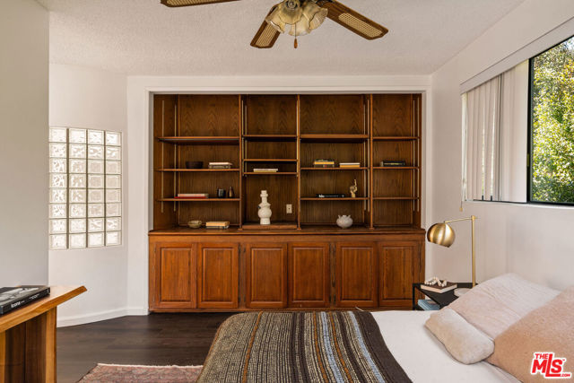 11752 Bellagio Road, Los Angeles CA: https://media.crmls.org/mediaz/9f26a496-3911-491b-b439-637321dcd12e.jpg