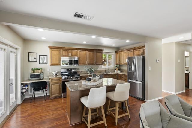 310 Bluff Wy, Oceanside CA: https://media.crmls.org/mediaz/9f2727ba-4706-4701-bb1b-40eb85cf2080.jpg