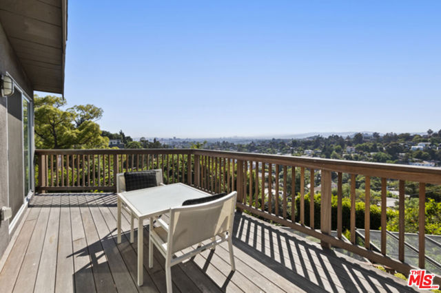 2027 Park Drive, Los Angeles CA: https://media.crmls.org/mediaz/9f277306-f9b2-46e4-84c3-acb13637841a.jpg
