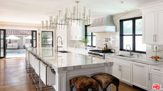 18625 Wells Drive, Tarzana CA: https://media.crmls.org/mediaz/9f27d3b4-0207-4fbb-93bd-82b1b57c97ae.jpg