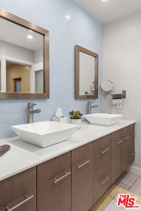 1201 Larrabee Street, West Hollywood CA: https://media.crmls.org/mediaz/9f27fe2f-3d32-440c-ad88-21c8a8855c3c.jpg