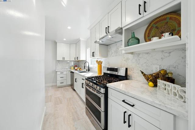 3288 School Street, Oakland CA: https://media.crmls.org/mediaz/9f28291c-64e0-4b43-800d-bfb077d95110.jpg