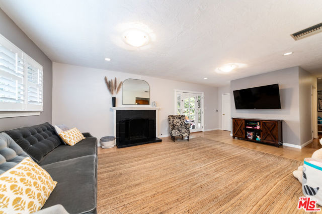 22021 De La Osa Street, Woodland Hills CA: https://media.crmls.org/mediaz/9f28baf2-191a-4196-95c5-f74209189921.jpg