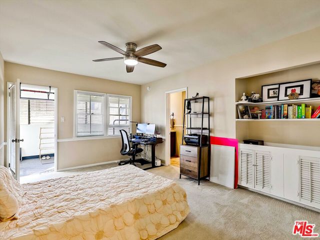 438 S Palm Drive, Beverly Hills CA: https://media.crmls.org/mediaz/9f28dbac-8d29-4ec9-a18e-532ab4db53a2.jpg