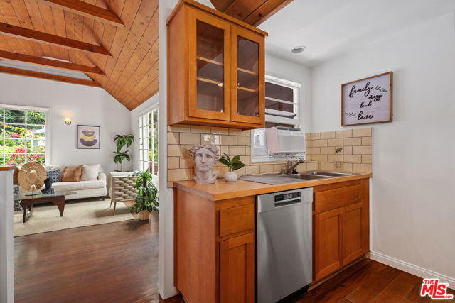 10545 Selkirk Lane, Los Angeles CA: https://media.crmls.org/mediaz/9f2940b2-fc2d-46a4-8e35-3b47031ed7eb.jpg