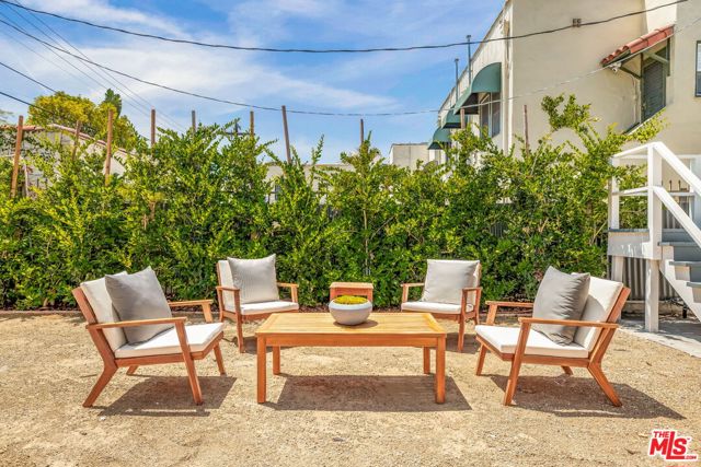 842 S Sycamore Avenue, Los Angeles CA: https://media.crmls.org/mediaz/9f2a5f0d-e56b-4018-b95a-50390a92c901.jpg