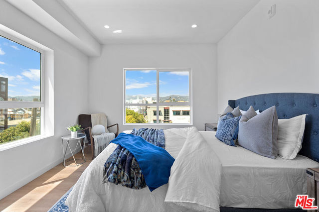 321 S Oxford Avenue, Los Angeles CA: https://media.crmls.org/mediaz/9f2ab01d-eba9-4d29-80d5-f1caf9985bb4.jpg