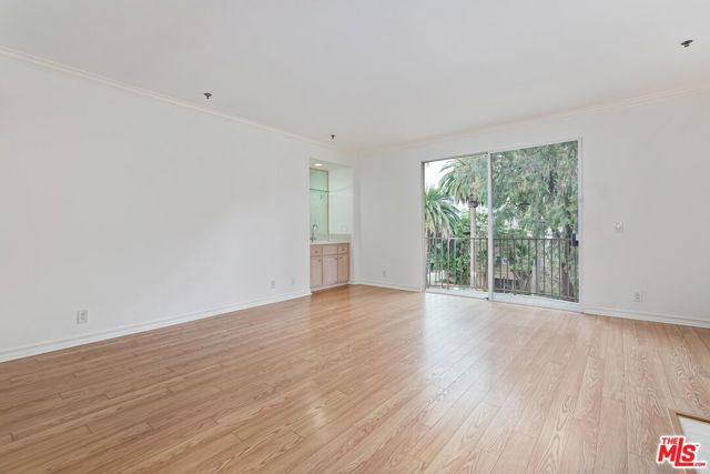 211 CALIFORNIA Avenue, Santa Monica CA: https://media.crmls.org/mediaz/9f2bbc67-16aa-4c73-9e92-a4feda466f9b.jpg