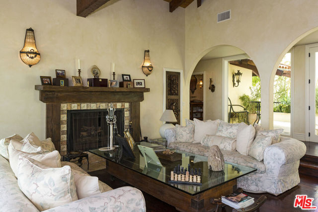 3504 Coast View Drive, Malibu CA: https://media.crmls.org/mediaz/9f2c4fe8-38c1-43db-a68e-3c6abbc2c964.jpg