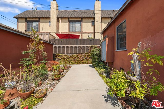 1338 19th Street, Santa Monica CA: https://media.crmls.org/mediaz/9f2e34d6-d3e2-4638-9d34-c4902667e681.jpg