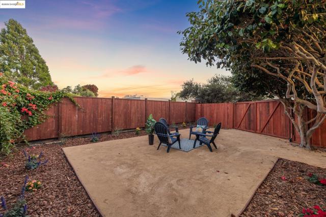 1092 Dwight Way, Berkeley CA: https://media.crmls.org/mediaz/9f2e4499-32e6-4ec6-b2e9-434bd9883fe4.jpg