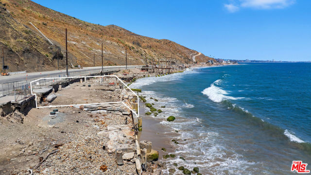 19302 Pacific Coast Highway, Malibu CA: https://media.crmls.org/mediaz/9f2e8af4-5129-42a0-8cb9-966a5e33b1f9.jpg
