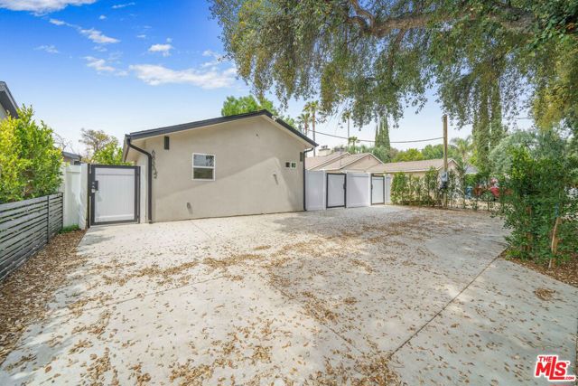 6835 Yolanda Ave, Reseda CA: https://media.crmls.org/mediaz/9f2f20e4-d59d-4e7a-9cd4-0699f1a06ef1.jpg