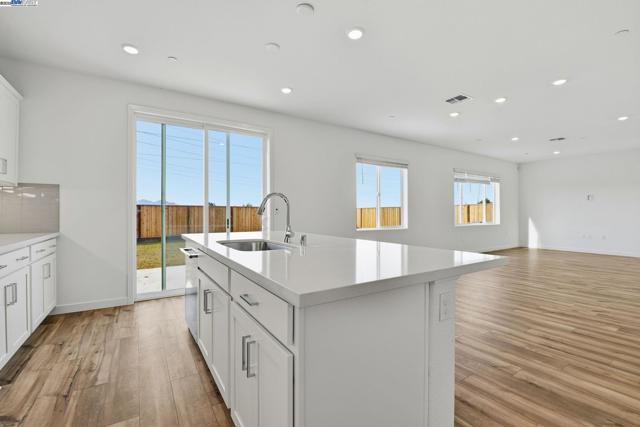 1008 Bluebell Circle, Discovery Bay CA: https://media.crmls.org/mediaz/9f2fa216-bbf5-4325-8c0f-4f942b4561b8.jpg