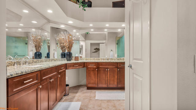 292 Desert Falls E Drive, Palm Desert CA: https://media.crmls.org/mediaz/9f31900f-67a4-439c-a244-7081f4fba5eb.jpg