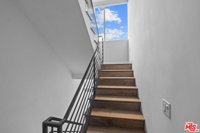 944 N Stanley Avenue, West Hollywood CA: https://media.crmls.org/mediaz/9f323e04-4226-40aa-8d33-0fd51c1f3c62.jpg