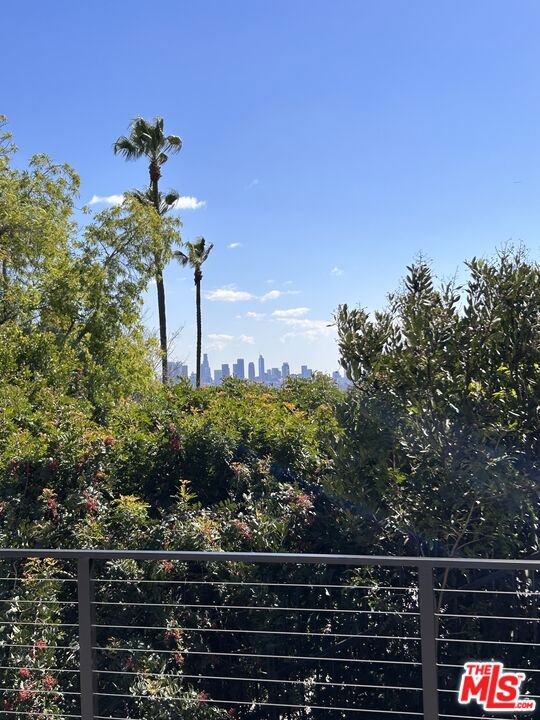 https://media.crmls.org/mediaz/9f33f6b8-1ac5-4e41-979f-163ae97ceb00.jpg?preset=X-Large