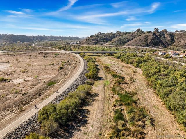 3231 Canyon View Dr, Oceanside CA: https://media.crmls.org/mediaz/9f345d3f-702b-4e4d-ad75-7f3b487f441f.jpg