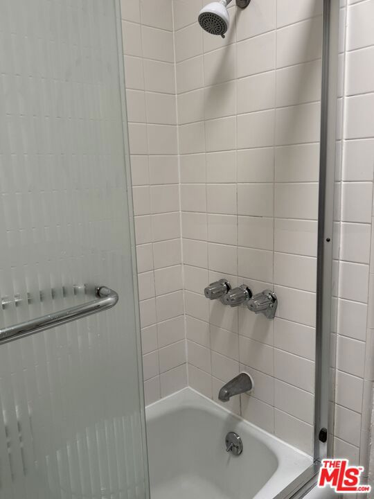2803 Arizona Avenue, Santa Monica CA: https://media.crmls.org/mediaz/9f346f26-fa9b-4c47-8bc1-23f7e8068105.jpg