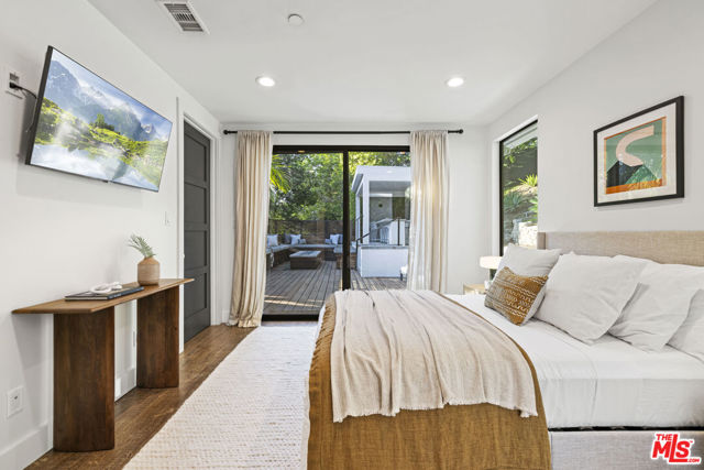 3873 Berry Drive, Studio City CA: https://media.crmls.org/mediaz/9f34868f-cf88-4d1a-8b7f-ab5b685057a1.jpg