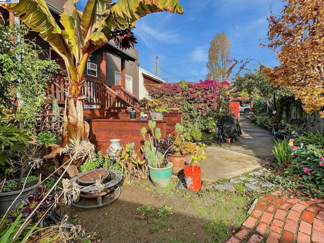 2622 Kingsland Ave, Oakland CA: https://media.crmls.org/mediaz/9f359640-b9d4-420f-8065-af814b514e4c.jpg
