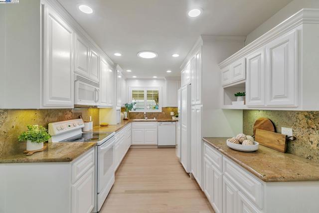 41519 Apricot Ln, Fremont CA: https://media.crmls.org/mediaz/9f35e5d5-415f-472f-9897-827cbc962f17.jpg