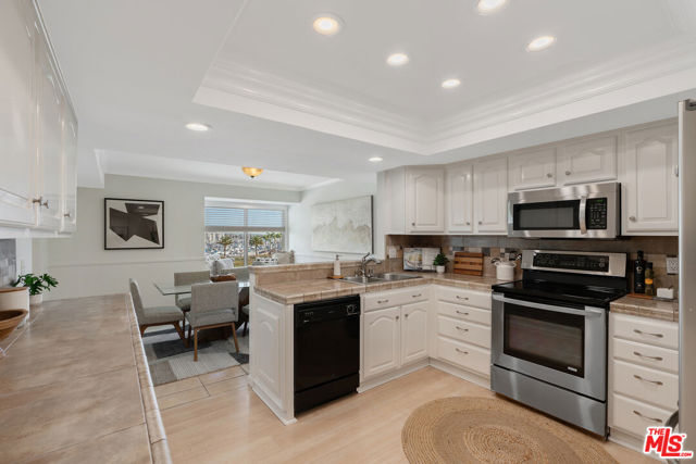4350 Via Dolce, Marina del Rey CA: https://media.crmls.org/mediaz/9f366578-4f12-4e91-8953-93ca88869b41.jpg