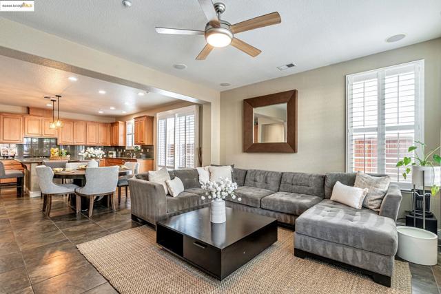 43 Sorrel Ct, Oakley CA: https://media.crmls.org/mediaz/9f377ab1-5bce-4802-8180-f42da811268c.jpg