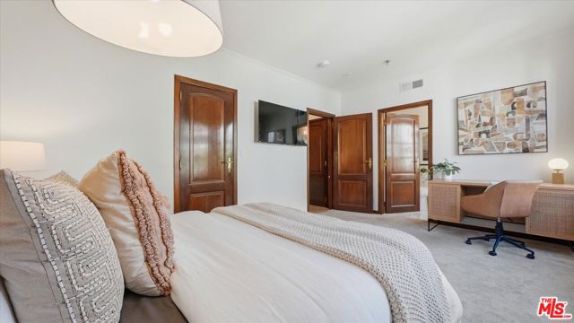 9249 Burton Way, Beverly Hills CA: https://media.crmls.org/mediaz/9f384032-05e4-4d47-ad56-922386eb647d.jpg