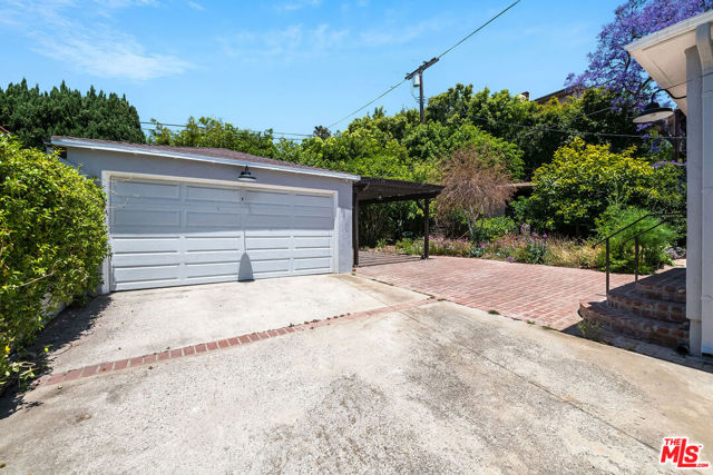 10311 Ilona Avenue, Los Angeles CA: https://media.crmls.org/mediaz/9f38b809-dd2d-4484-b092-e4767894b04e.jpg