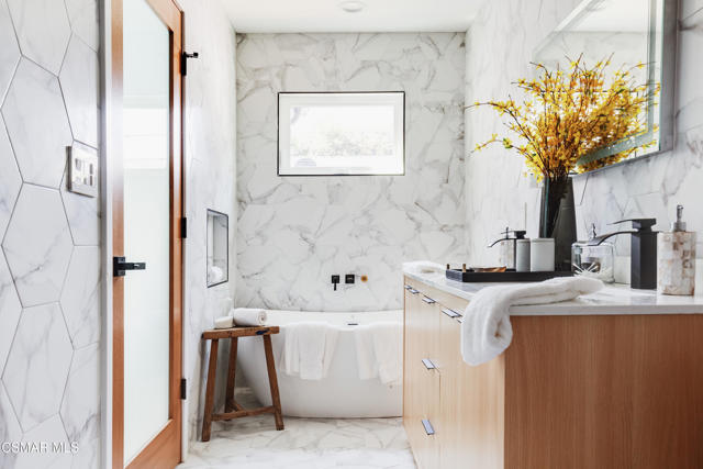 14322 W Collins Street, Sherman Oaks CA: https://media.crmls.org/mediaz/9f391afc-3639-4fcf-9cbb-cfbcf930f4c4.jpg