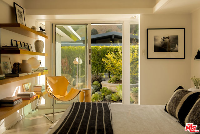 2246 Chelan Place, Los Angeles CA: https://media.crmls.org/mediaz/9f3a82a1-c0e5-4426-8da7-0decdfedea53.jpg