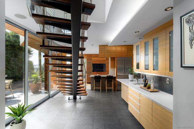 2730 Brant St, San Diego CA: https://media.crmls.org/mediaz/9f3b0050-b58a-4f4f-99de-26a16c021dca.jpg