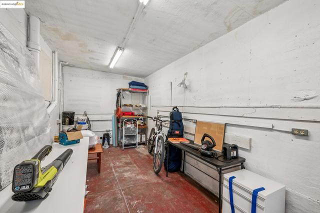 485 Hardy St, Oakland CA: https://media.crmls.org/mediaz/9f3bb455-858e-4a15-bc7e-686d69008203.jpg
