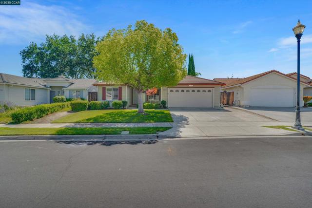 380 Claremont Dr, Brentwood CA: https://media.crmls.org/mediaz/9f3c3237-33fc-4fff-ad88-d880d395b8a3.jpg