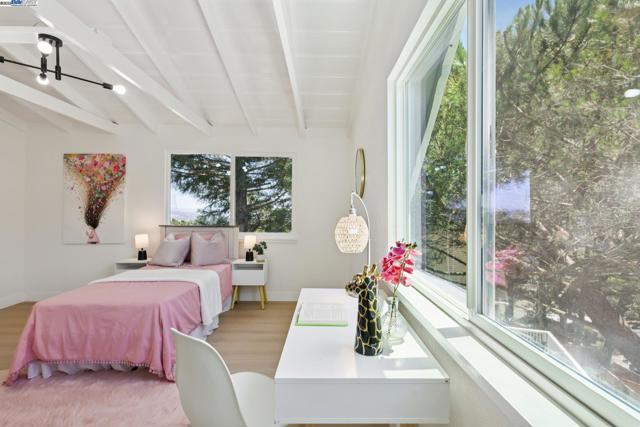 1218 Lattie Ln, Mill Valley CA: https://media.crmls.org/mediaz/9f3d0144-e5db-4609-a82f-5795d0e73536.jpg