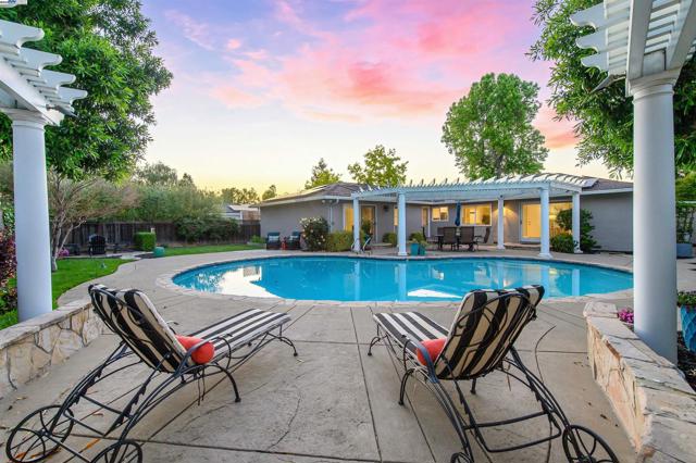 5204 Hummingbird Rd, Pleasanton CA: https://media.crmls.org/mediaz/9f3d52f4-68cf-44c1-bdb9-edd9d3ad9bcf.jpg