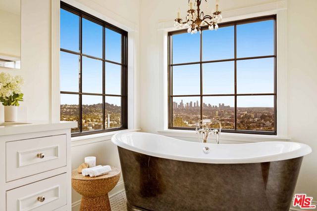 4818 Bonvue Avenue, Los Angeles CA: https://media.crmls.org/mediaz/9f3ef1db-4dab-4b71-a8a9-f6b39ba6a003.jpg