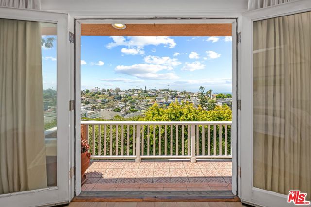 8221 Delgany Avenue, Playa del Rey CA: https://media.crmls.org/mediaz/9f3f333b-e088-48bb-9ab7-5413423902a4.jpg
