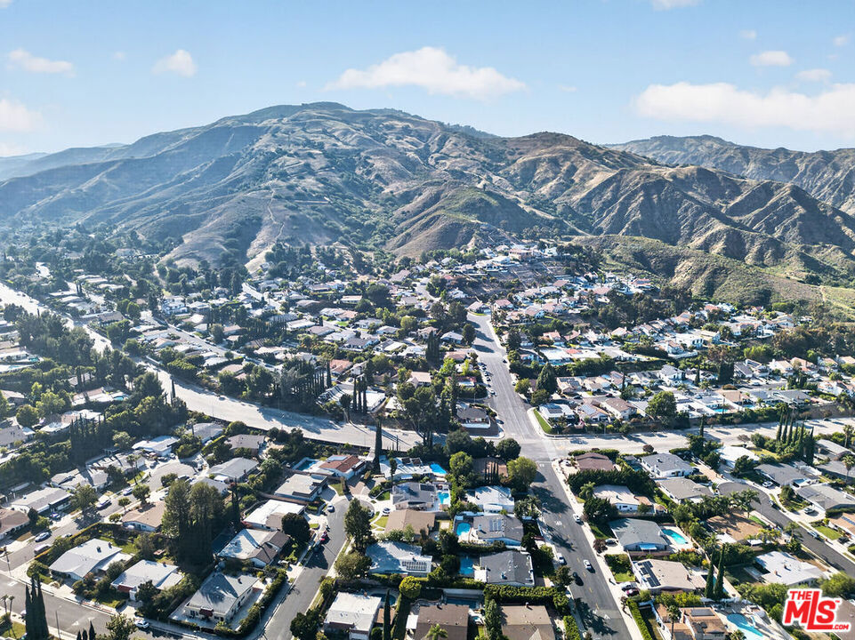 https://media.crmls.org/mediaz/9f3f88b9-d453-4491-90f8-1bb3a3cac29b.jpg?preset=X-Large
