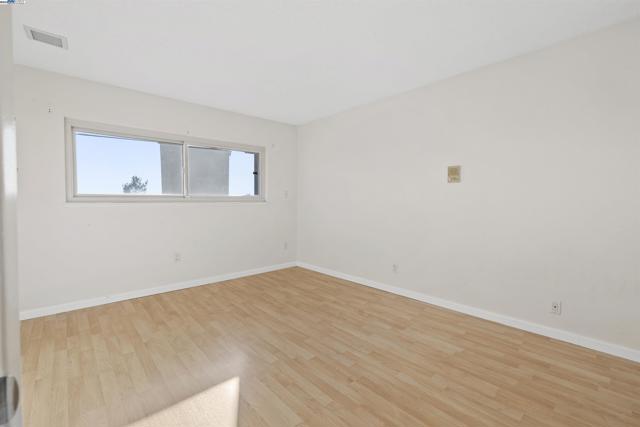 Image 21 of 42 For 300 Locust Dr  6