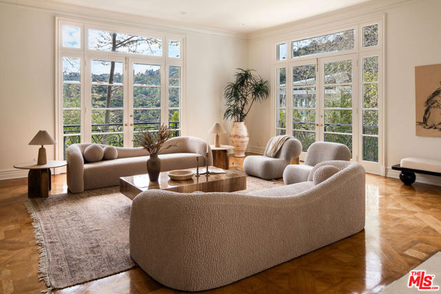 10509 Vestone Way, Los Angeles CA: https://media.crmls.org/mediaz/9f40c61d-2f90-49af-84be-6d83fb7a3cf4.jpg